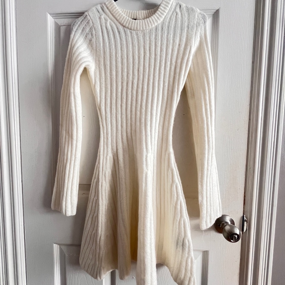 Elegant White Ribbed Knit Dress